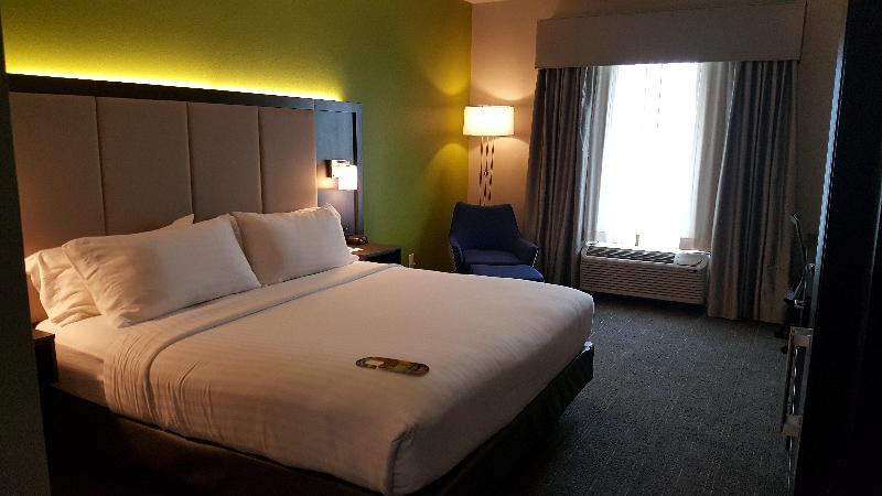Holiday Inn Express & Suites Pearland By IHG image