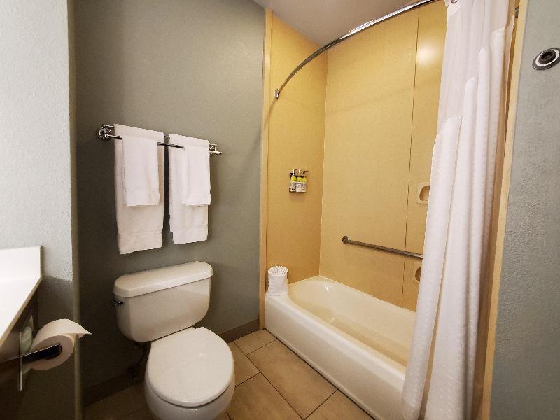 Holiday Inn Express & Suites Pearland By IHG image
