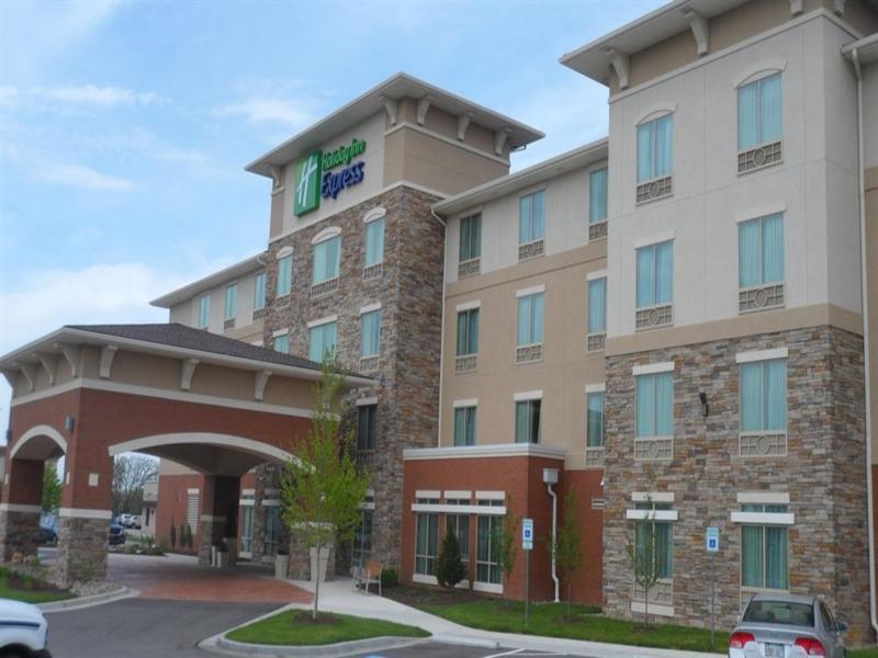 Holiday Inn Express and Suites Overland Park