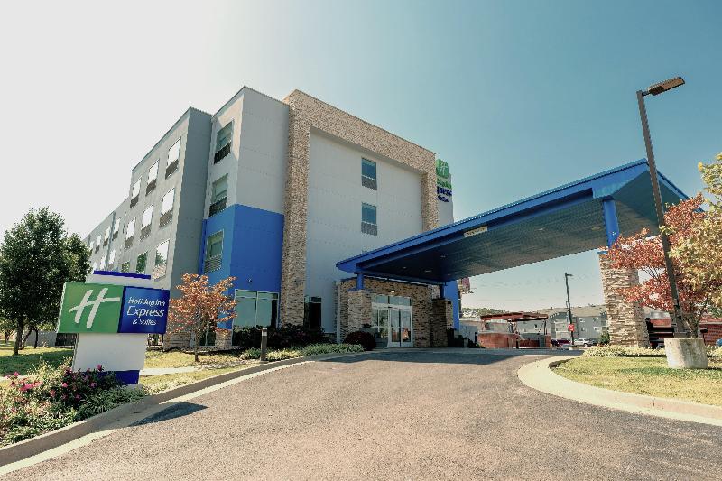 Holiday Inn Express and Suites Tahlequah image