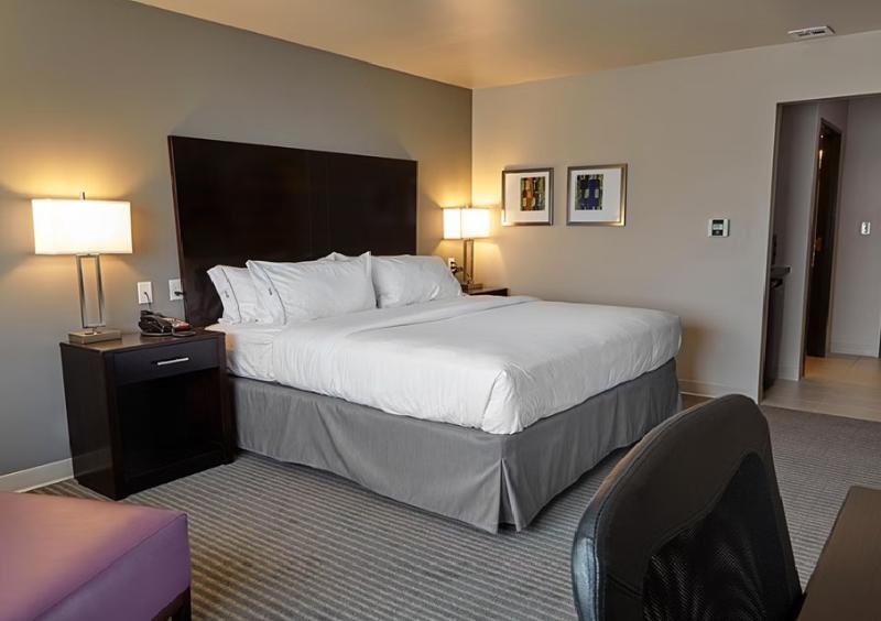 Holiday Inn Express and Suites Tahlequah image