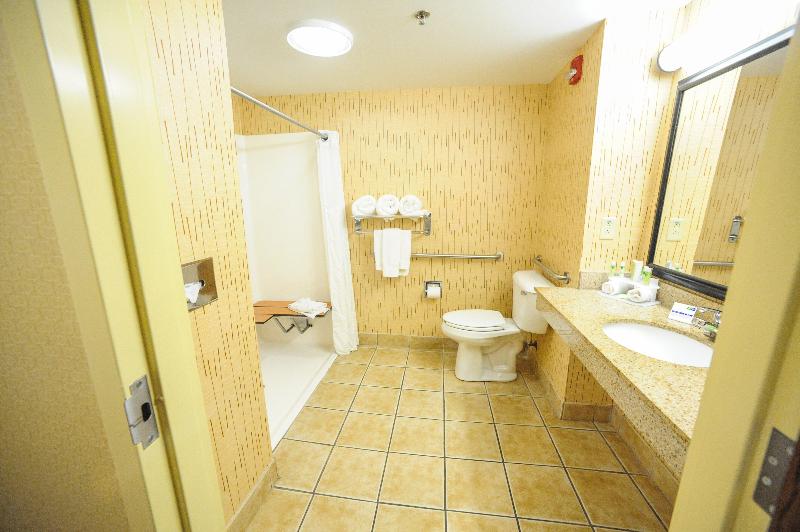 Holiday Inn Express and Suites Bowling Green photo 12