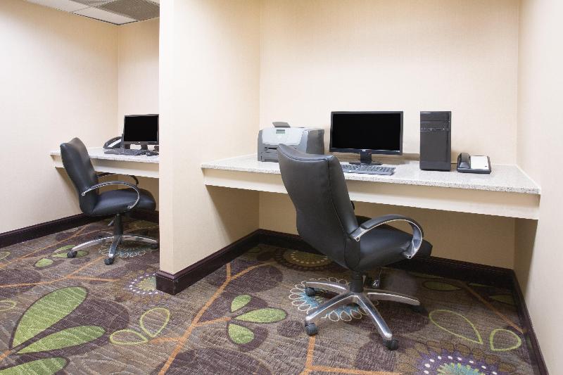 Holiday Inn Express & Suites Minot image