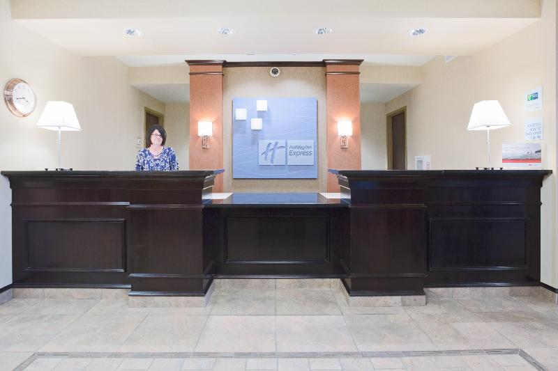 Holiday Inn Express & Suites Minot image
