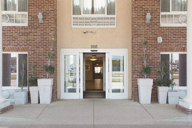 Holiday Inn Express & Suites Minot image
