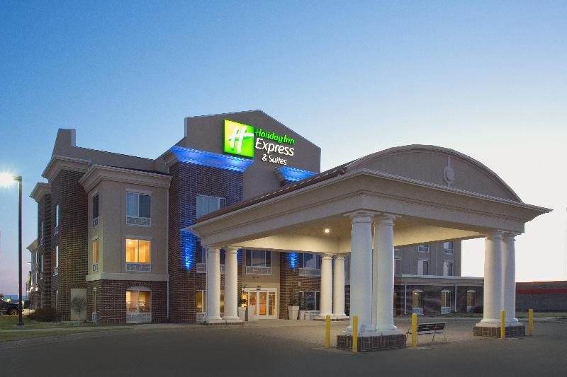 Holiday Inn Express & Suites Minot image