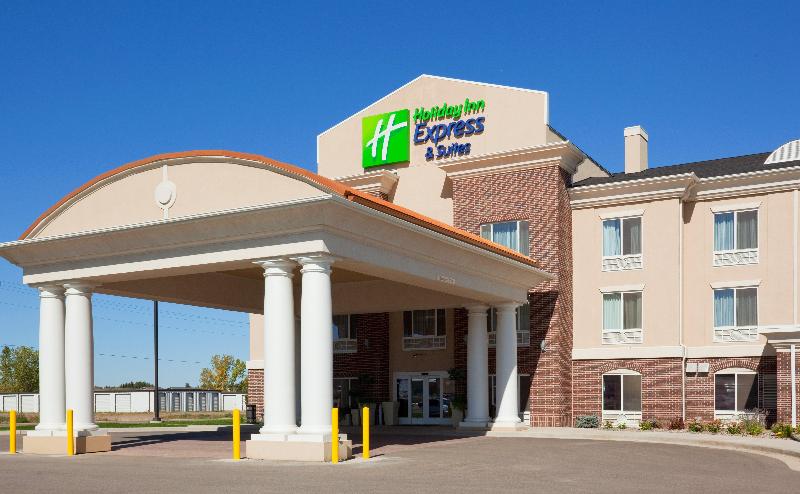 Holiday Inn Express & Suites Minot image
