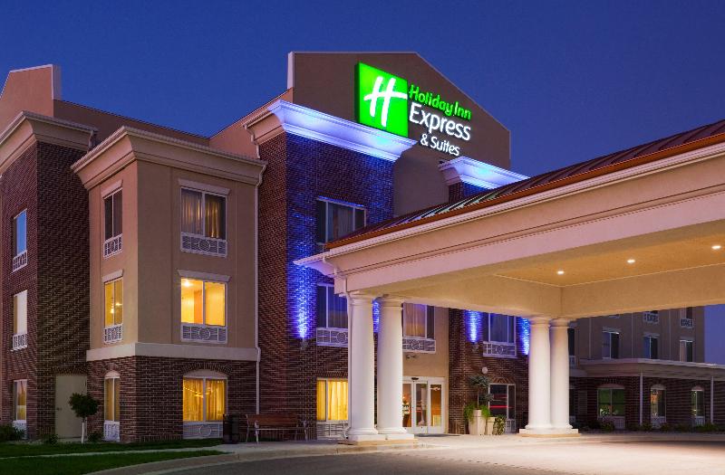 Holiday Inn Express & Suites Minot image