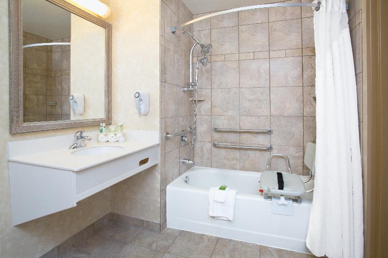 Holiday Inn Express & Suites Minot image