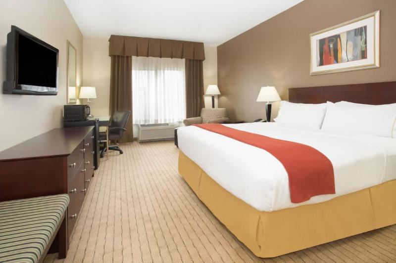 Holiday Inn Express & Suites Minot image