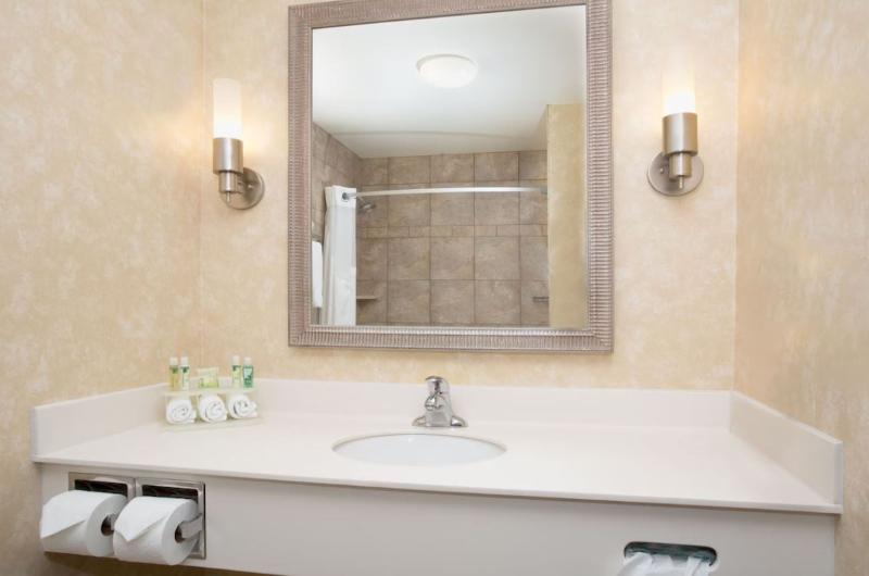 Holiday Inn Express & Suites Minot image