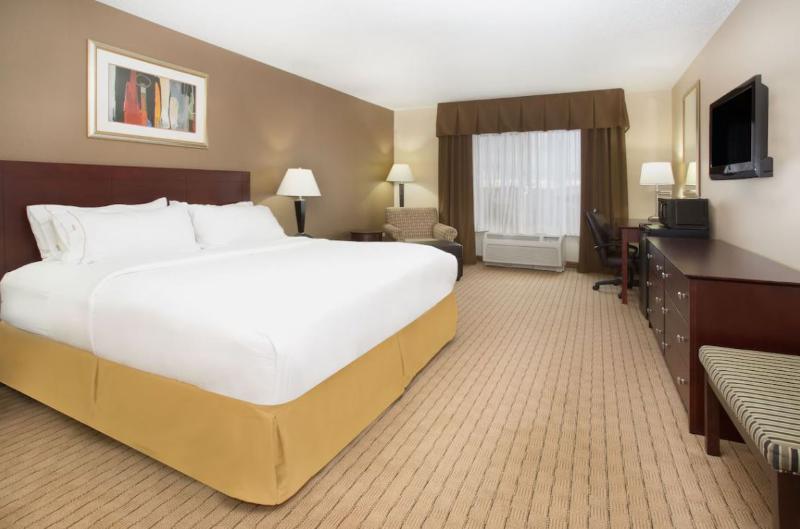 Holiday Inn Express & Suites Minot image