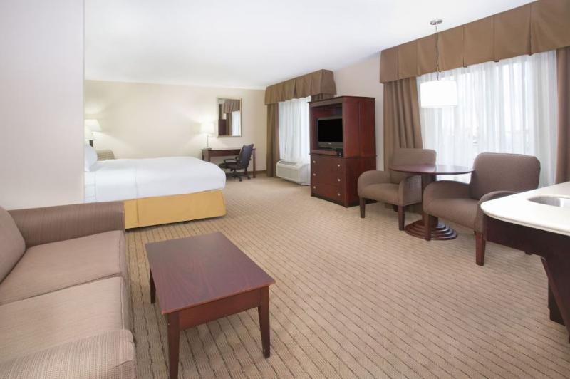 Holiday Inn Express & Suites Minot image