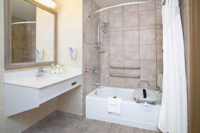 Holiday Inn Express & Suites Minot image