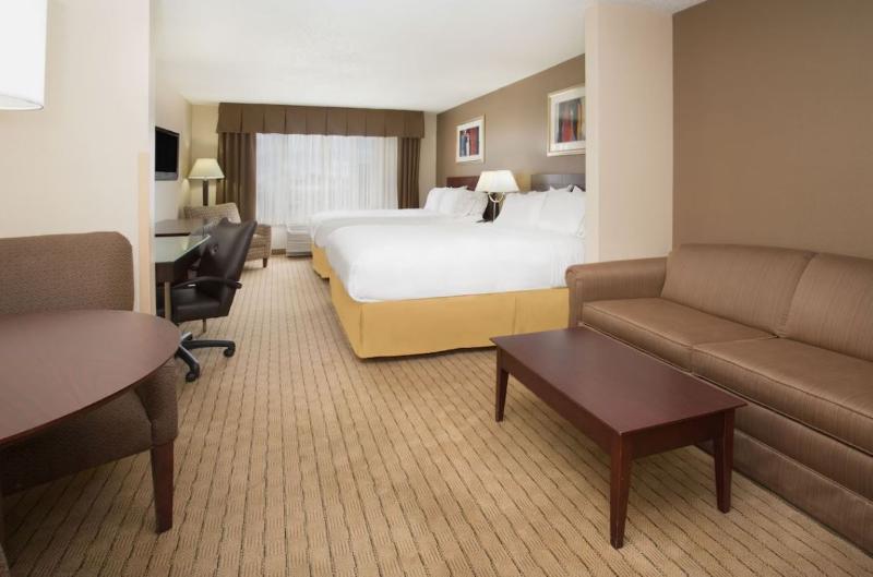 Holiday Inn Express & Suites Minot image