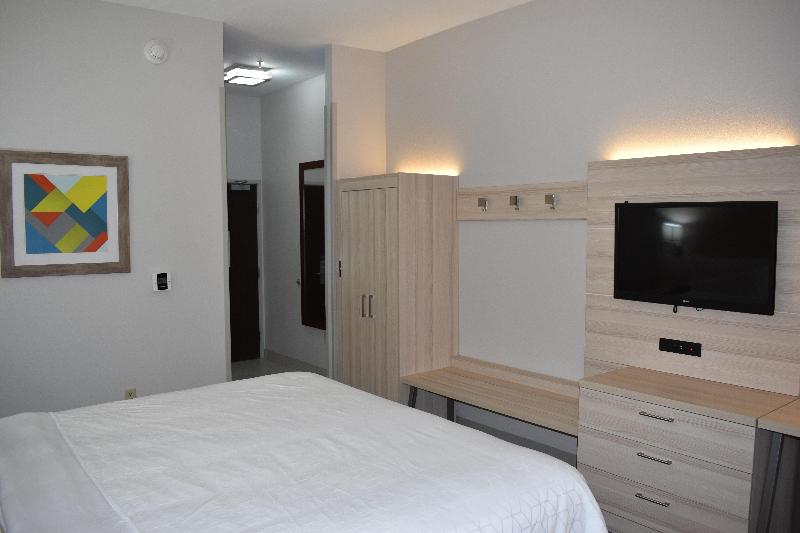 Holiday Inn Express & Suites Mcpherson By IHG image