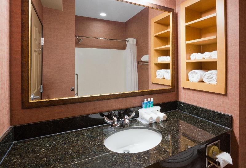 Holiday Inn Express and Suites Brainerd Baxter image