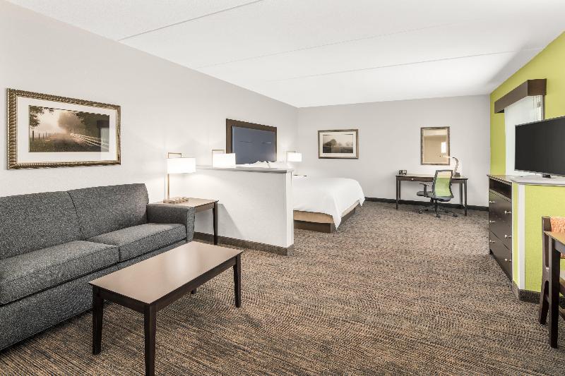 Holiday Inn Express and Suites Wilmington Newark