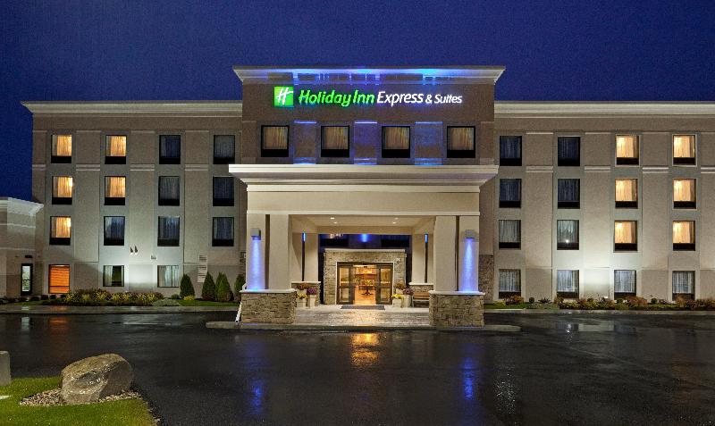 Holiday Inn Express and Suites Malone image
