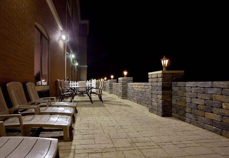 Holiday Inn Express and Suites Akron Regional Airp image