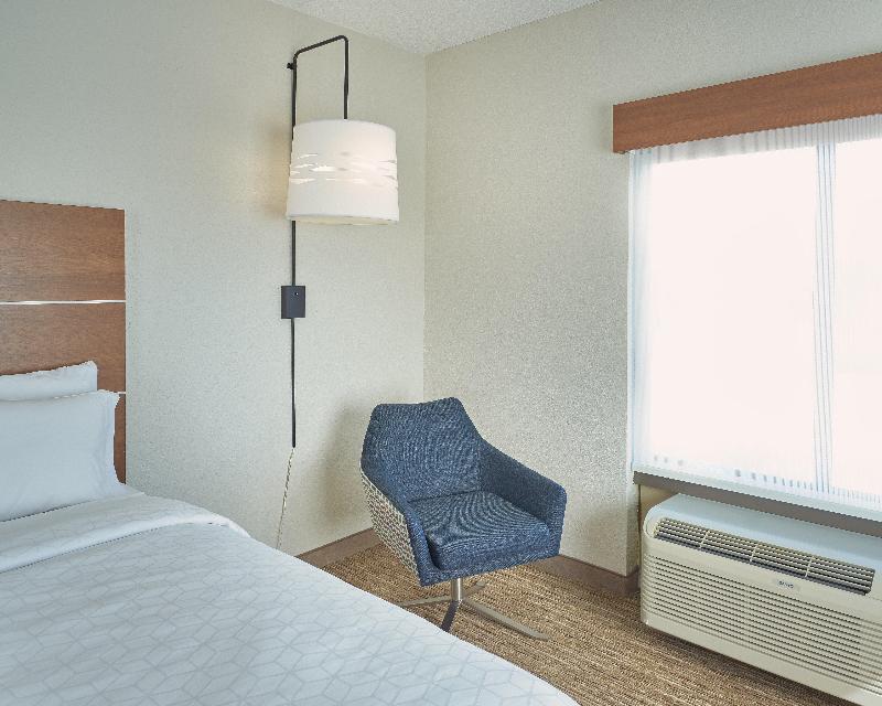 Holiday Inn Express and Suites Akron Regional Airp image