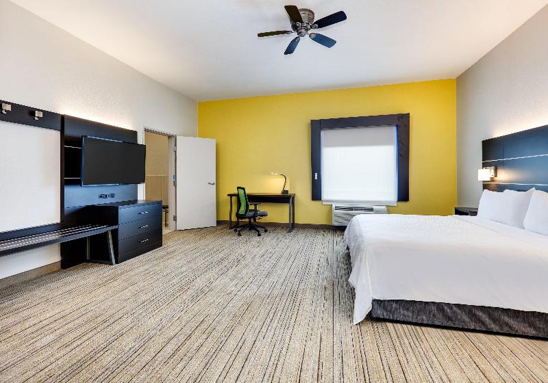 Holiday Inn Express and Suites Cleburne image