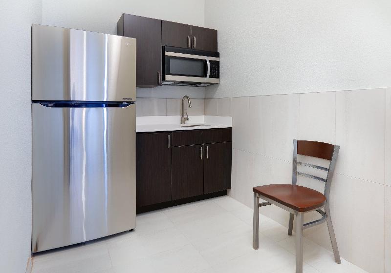 Holiday Inn Express and Suites Cleburne image