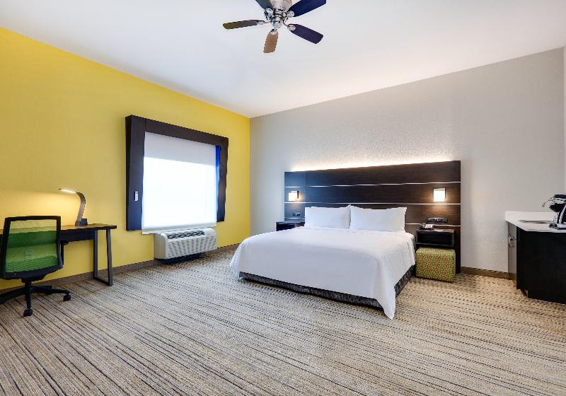 Holiday Inn Express and Suites Cleburne image