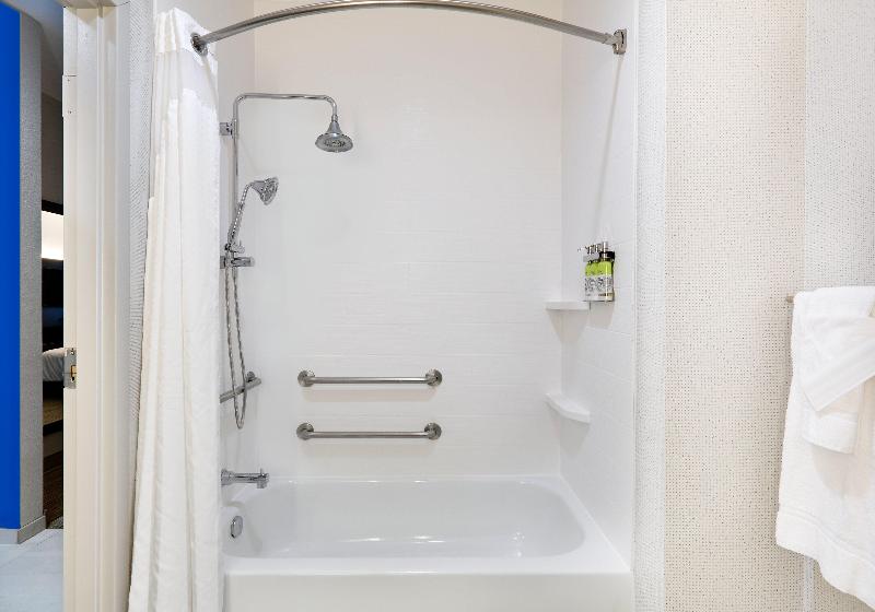Holiday Inn Express and Suites Cleburne image