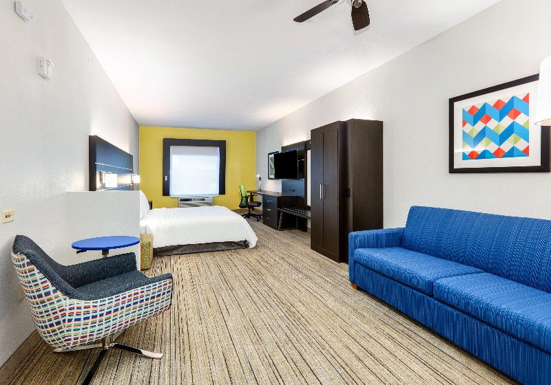 Holiday Inn Express and Suites Cleburne image