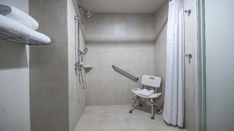 Holiday Inn Express and Suites Chihuahua Juventud image