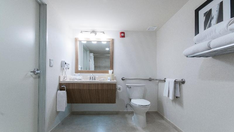 Holiday Inn Express and Suites Chihuahua Juventud image