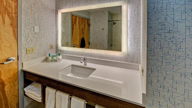 Holiday Inn Express & Suites London By IHG image