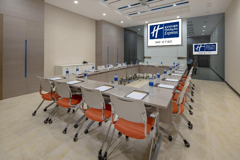 Holiday Inn Express Luoyang City Center image