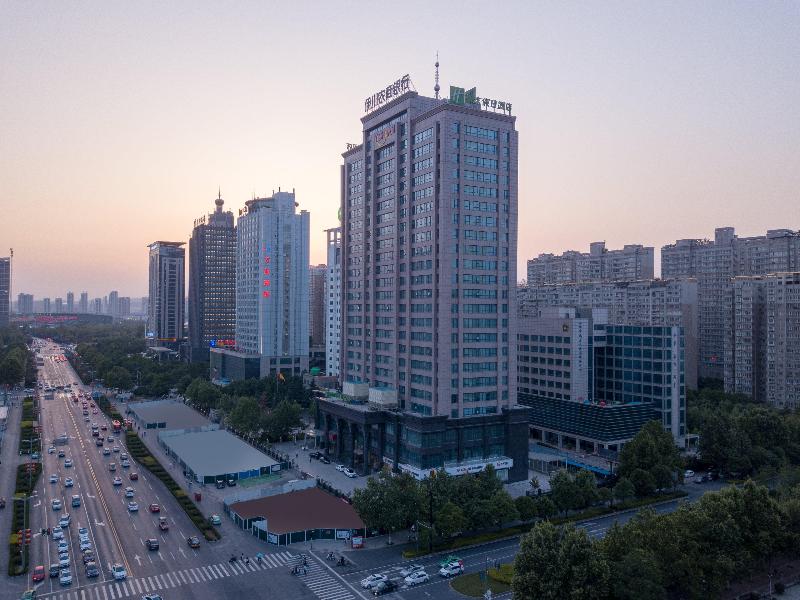 Holiday Inn Express Luoyang City Center image