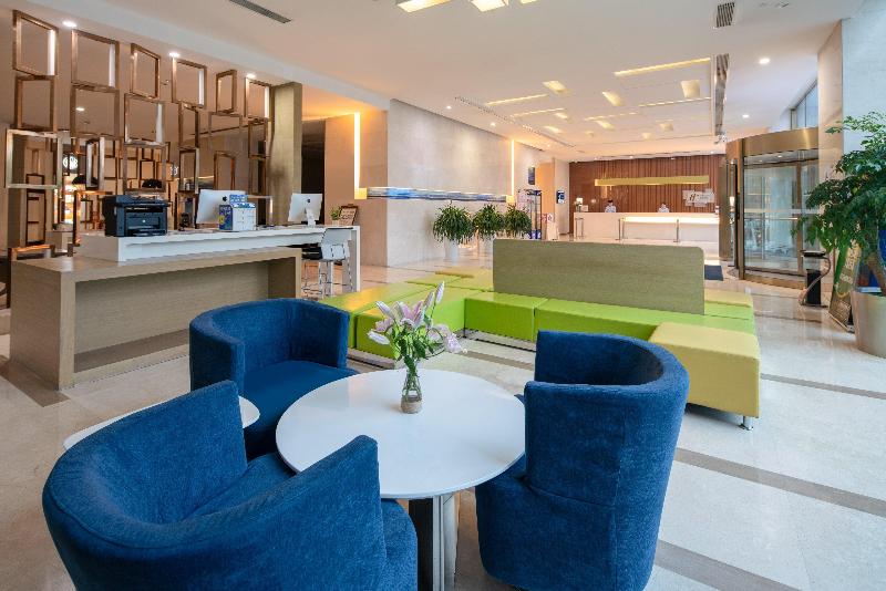 Holiday Inn Express Luoyang City Center image