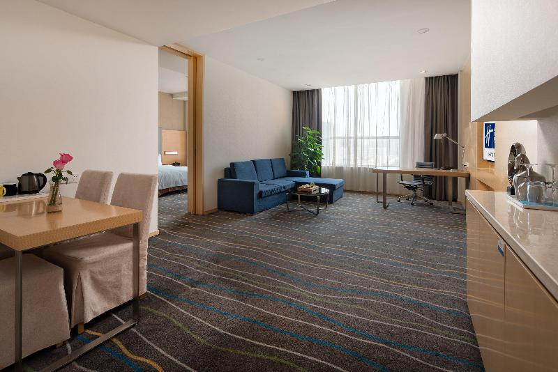 Holiday Inn Express Luoyang City Center image