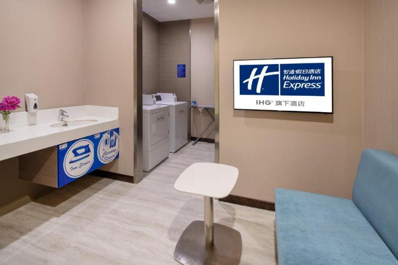 Holiday Inn Express Luoyang City Center image