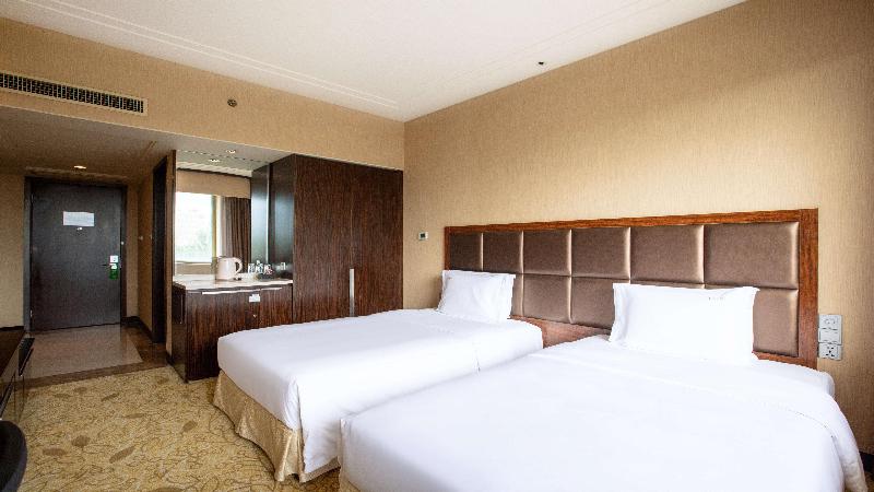Holiday Inn Mudanjiang image