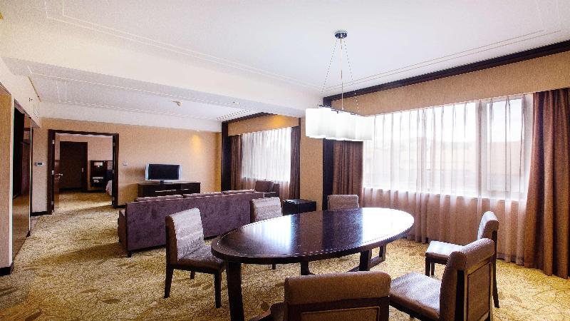 Holiday Inn Mudanjiang image
