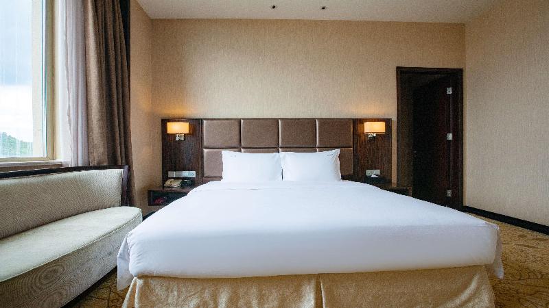 Holiday Inn Mudanjiang image