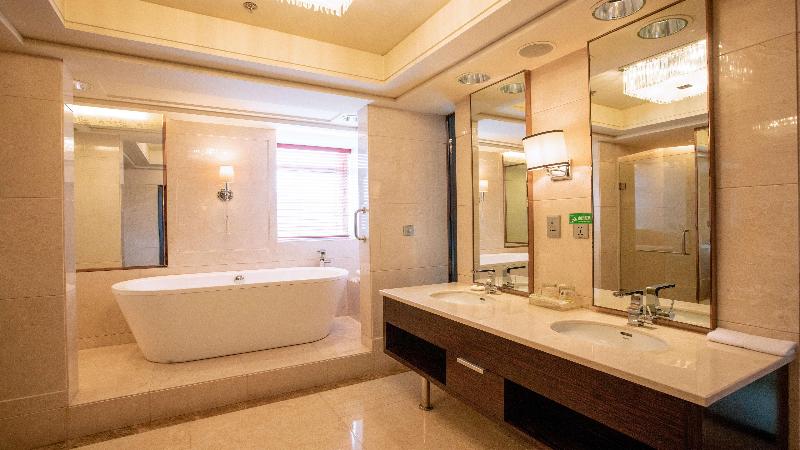 Holiday Inn Mudanjiang image