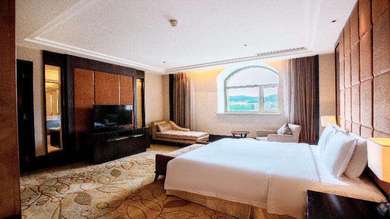 Holiday Inn Mudanjiang image