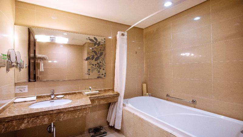 Holiday Inn Mudanjiang image