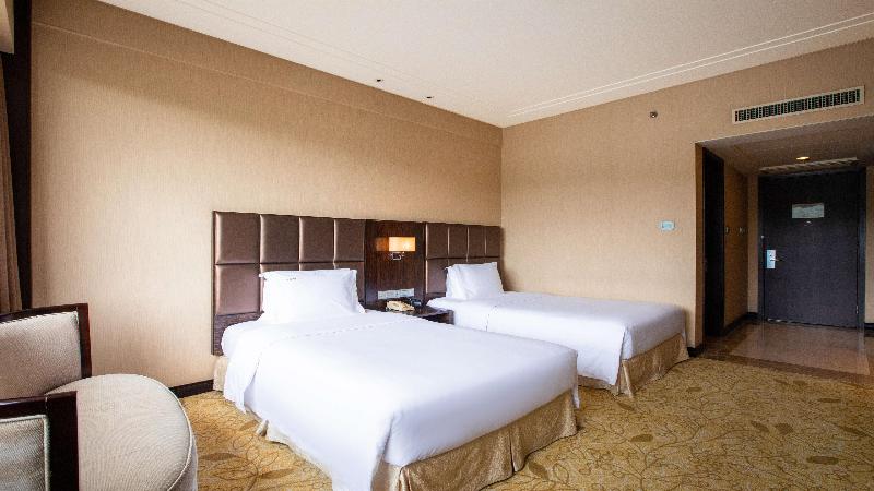 Holiday Inn Mudanjiang image
