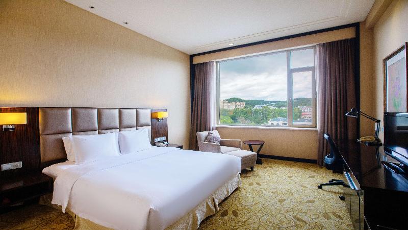 Holiday Inn Mudanjiang image
