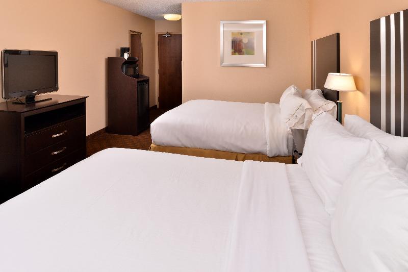 Holiday Inn Express and Suites Cincinnati Blue Ash 4