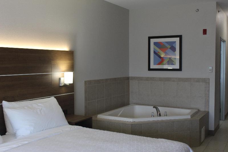 Holiday Inn Express Chicago NorthWaukeganGurnee image