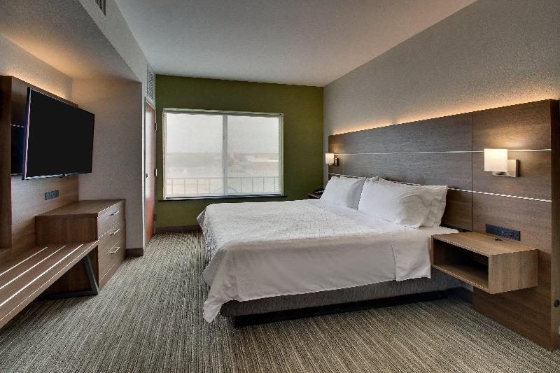 Holiday Inn Express and Suites Chicago North Wauke