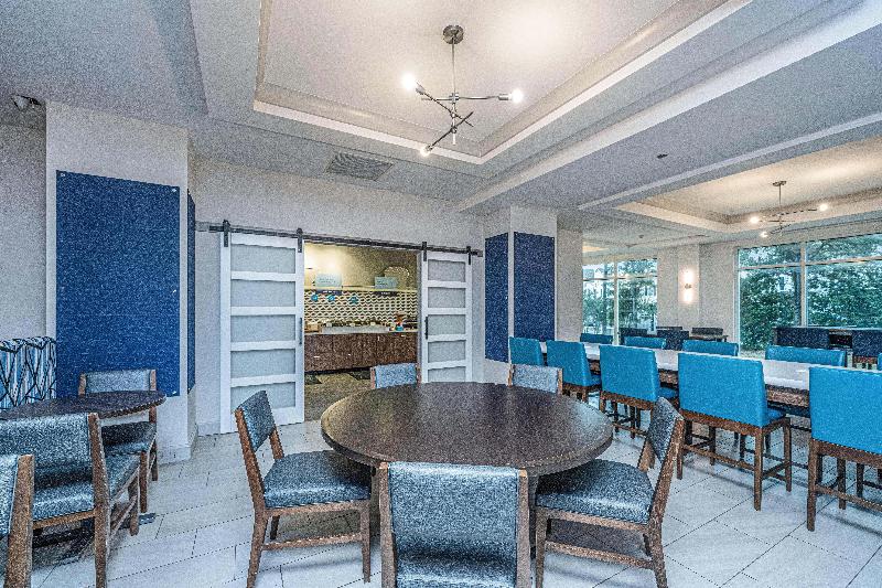 Holiday Inn Express and Suites Charleston Arpt Con image